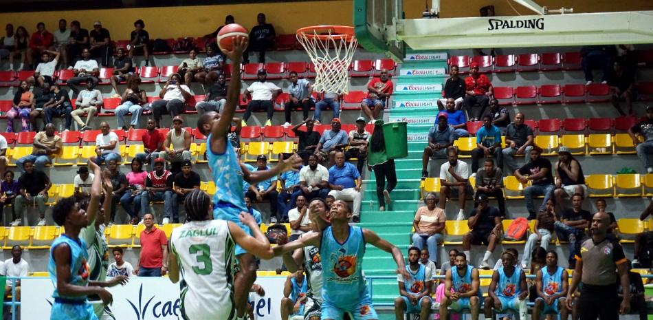 Jugadores de Quisqueya y Centro disputan el balón bajo el aro en San Pedro de Macorís