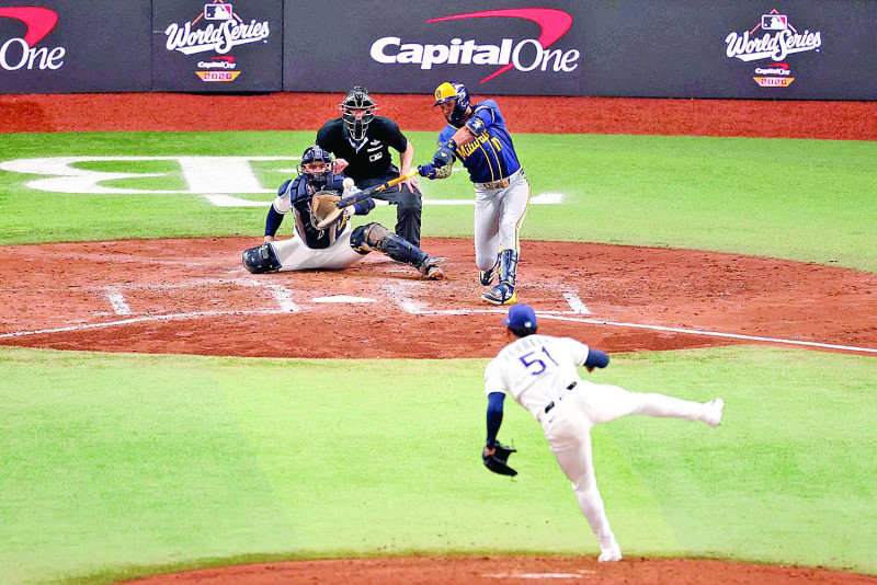 Bateador con uniforme azul de Milwaukee conecta la pelota ante un lanzador de Tampa Bay en la Serie Mundial