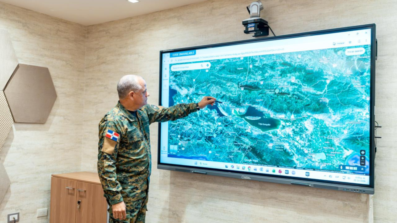 Oficial dominicano señala un mapa de la zona fronteriza durante una evaluación de seguridad