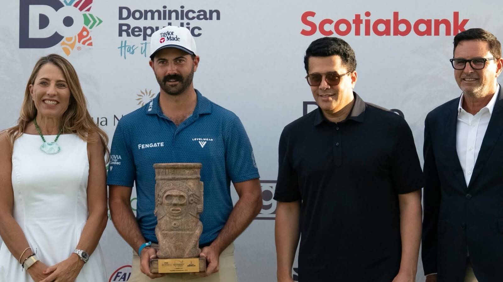 Entrega de un trofeo de golf frente al panel de patrocinadores del torneo en República Dominicana.