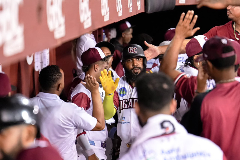 Marcell Ozuna recibe felicitaciones de sus compañeros en el dugout de los Gigantes.