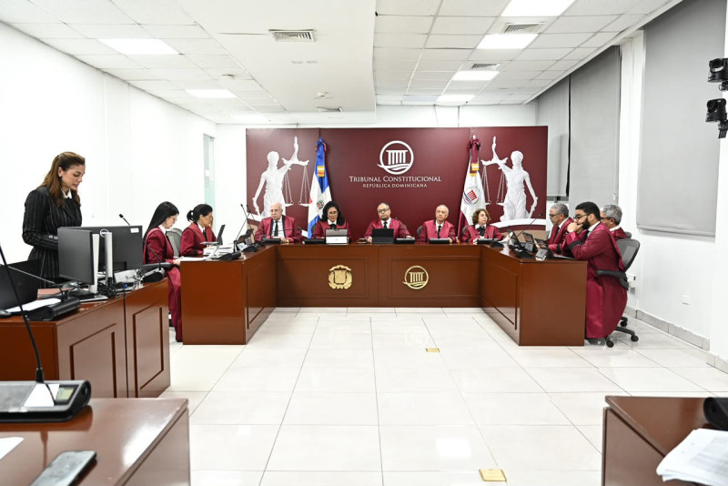 Jueces del Tribunal Constitucional reunidos en una sala de audiencias