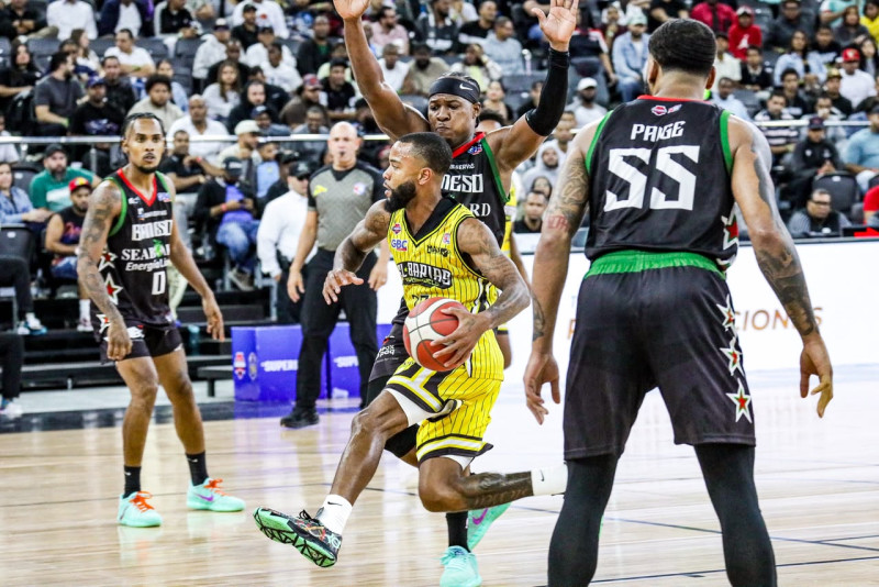 Marquis Wright, del Rafael Barias, avanza con el balón ante la defensa de Bameso.